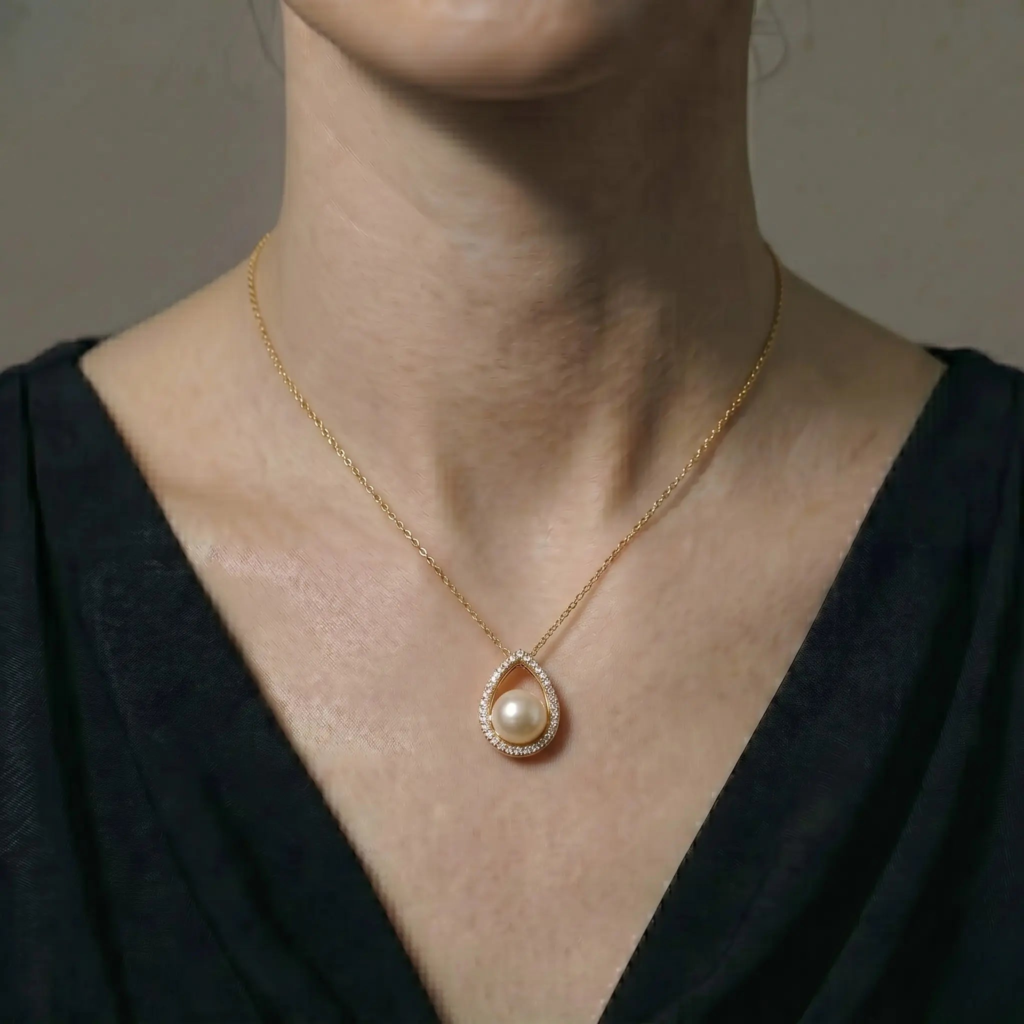 9-9.5mm Minimalist South Sea Pearl Pendant in Champagne Gold