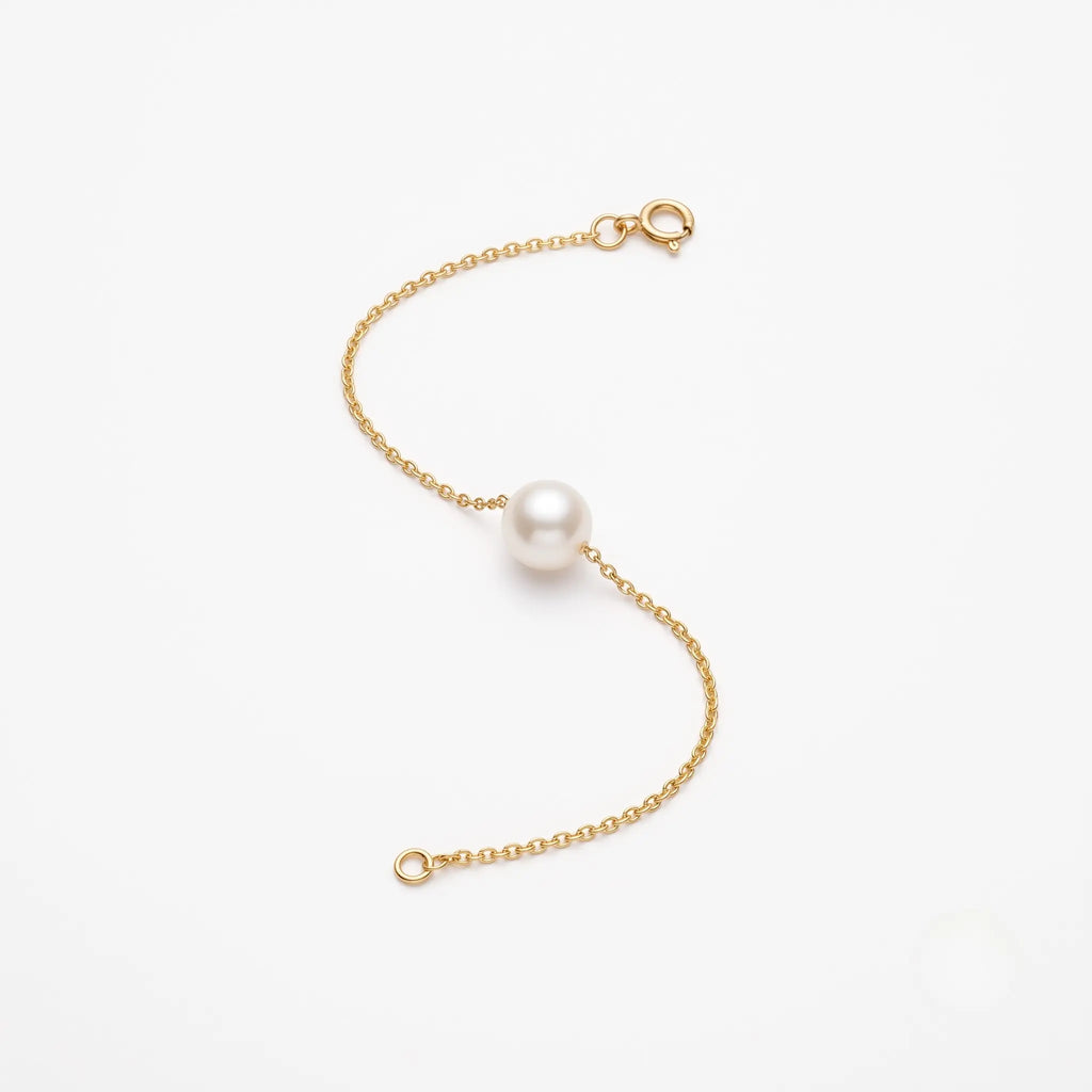 Product packshot of the single 7-7.5mm Japanese Akoya pearl bracelet on a delicate 18K solid gold chain, isolated on a pure white background.