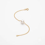 Product packshot of the single 7-7.5mm Japanese Akoya pearl bracelet on a delicate 18K solid gold chain, isolated on a pure white background.