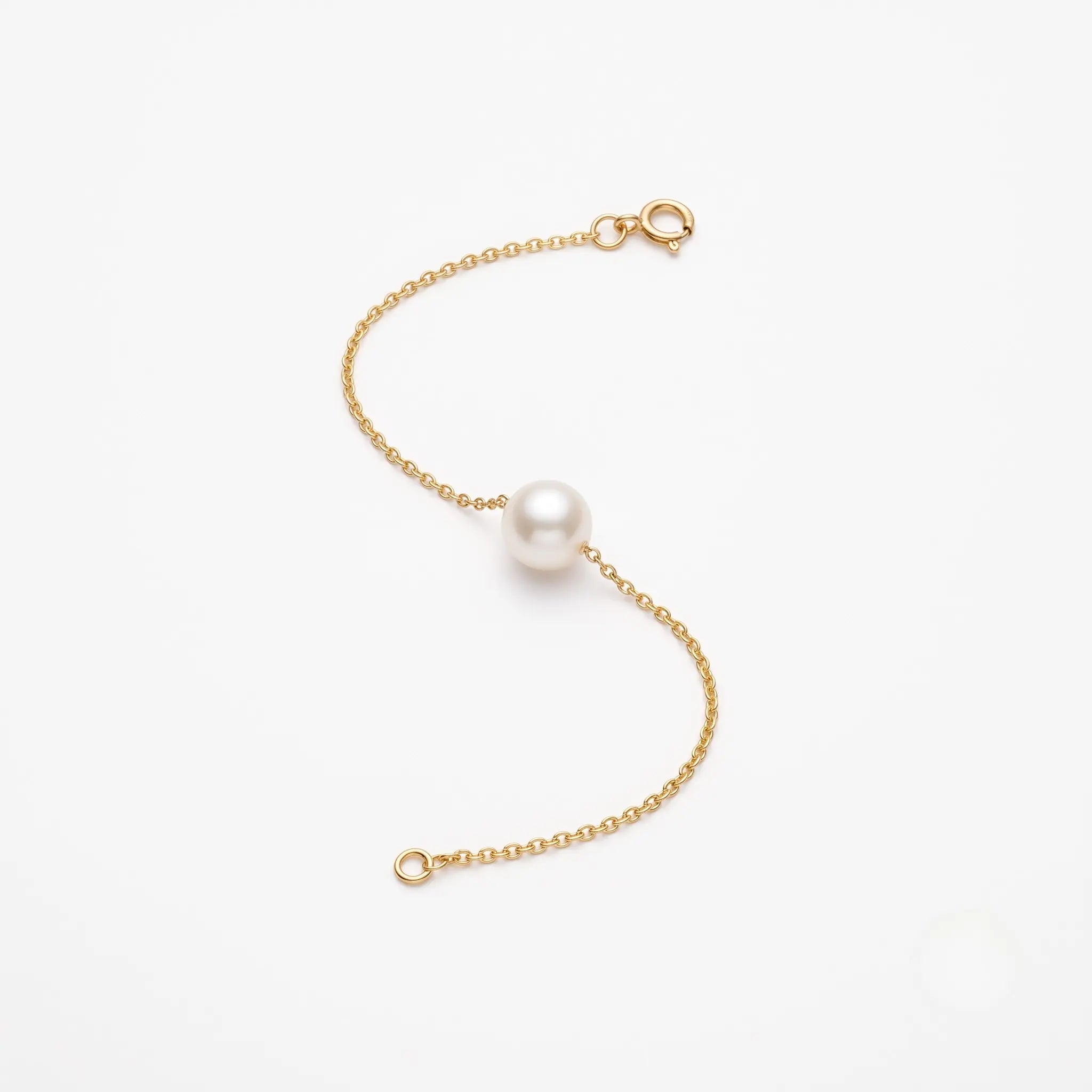 Product packshot of the single 7-7.5mm Japanese Akoya pearl bracelet on a delicate 18K solid gold chain, isolated on a pure white background.