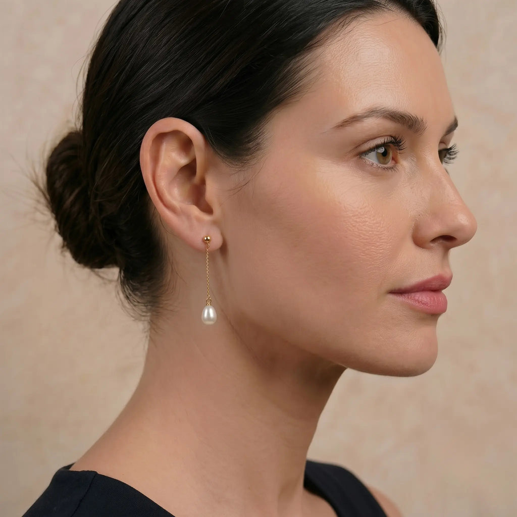 Model wearing 18K gold rice pearl threader earrings with premium Taihu freshwater pearls for a modern minimalist look.