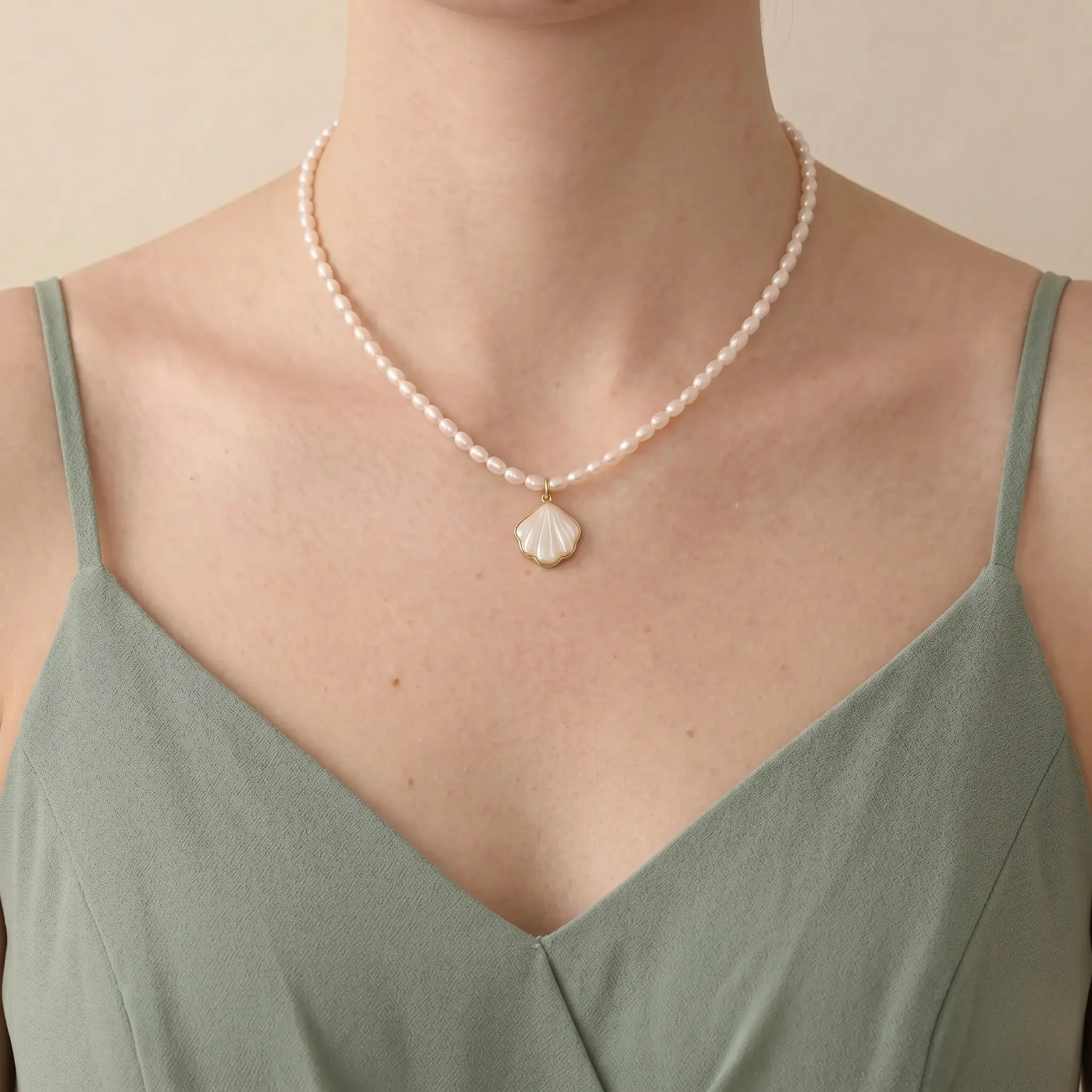 Bridesmaid Pearl Shell Necklace, 4-5mm Dainty White Freshwater Pearl Pendant Gift for Beach Wedding